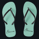 Mint polka-stippen teenslippers voor huwelijksbrui<br><div class="desc">Mint-groene polka stippen patroonnaam monogram bruiloft teenslippers. Aangepaste riem voor hem en haar mannen en vrouwen. De achtergrondkleur van de douane en de gepersonaliseerde initialen van de naamnaam. Moderne trendy polkadotted design sandals. Plotseling voor strandthema bruiloft, huwelijk, vrijgezellenfeest, verloving, verjaardag, bachelorette, weekendreis voor meisjes enz. Stripes maken flipflops af met...</div>