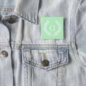 Mint White Wheat Laurel Wreater Initiaal Monogram Vierkante Button 5,1 Cm (In situ)