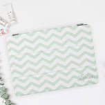 Mint Zig Zag Persoonlijke naam iPad Air Cover<br><div class="desc">Speciaal ontworpen iPad-slimme cover met pastelkap zzag-/chevron-patroon met persoonlijke naam/monogram.</div>