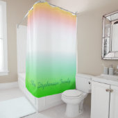 Minty Groen tot Witte Gradiënt met Groen Manuscrip Douchegordijn (In situ)