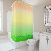 Minty Groene tot Gele Gradiënt met Groen Manuscrip Douchegordijn (In situ)