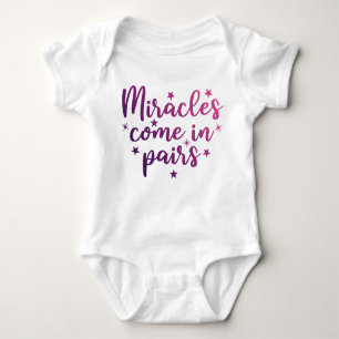 Mirakels komen in paren met twee Baby Romper