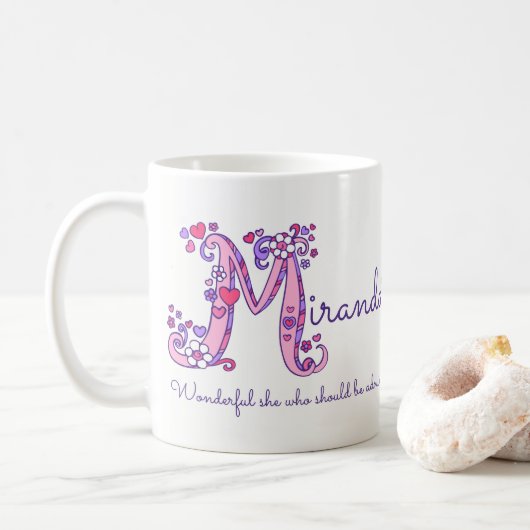 Miranda naam betekent hartbloem M monogram mok (Met donut)