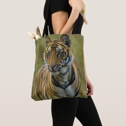 Mirchaini Cub Vrouw Tiger (Bandhavgarh, India) Tote Bag (Dichtbij)