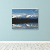 Mirror Lake Horizon met Forest & Snowy Mountains Canvas Afdruk (Insitu (Houten vloer))