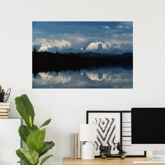Mirror Lake Horizon met Forest & Snowy Mountains Poster (Thuiskantoor)