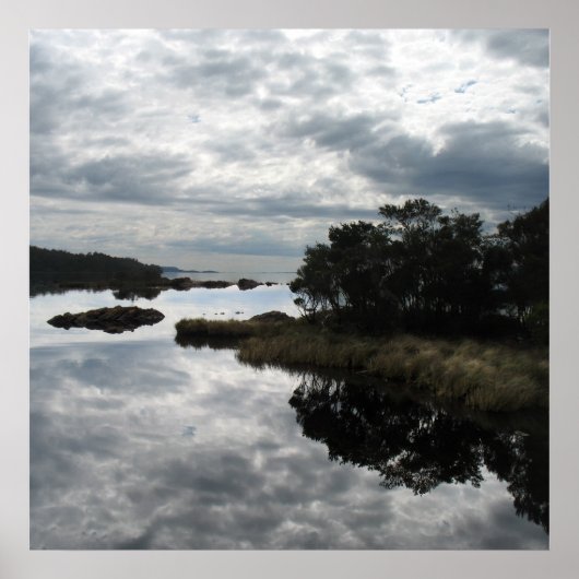 Mirror reflectie, Sarah Island, Tasmania Poster (Voorkant)