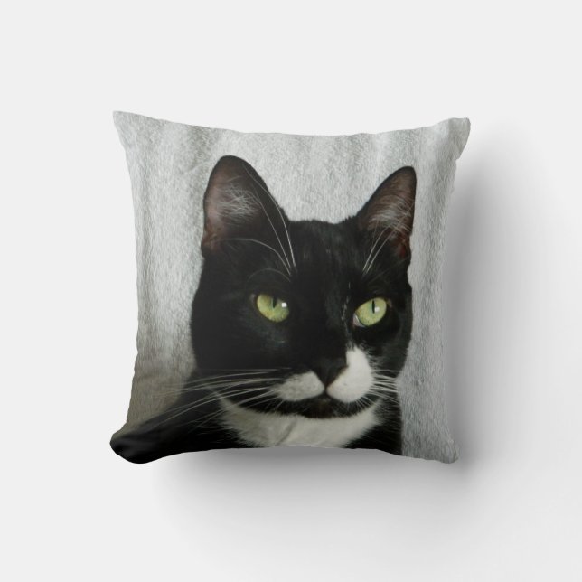 Mischief Tuxedo Cat Pillow Kussen (Voorkant)