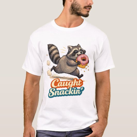 Mischievous Raccoon Stealing Donut – Caught Snacki T-shirt (Voorkant)
