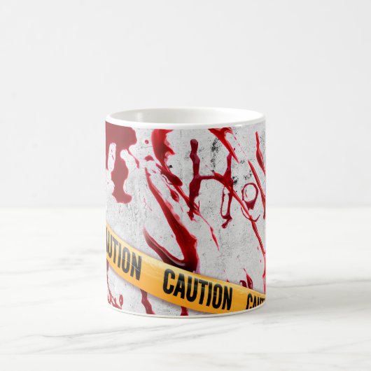 Misdaadplaats met bloedspetter en waarschuwingstap koffiemok (Center)