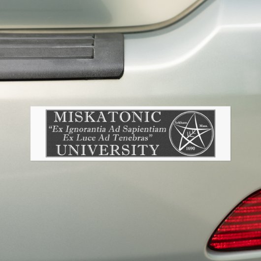 Miskatonic University Bumpersticker (Op auto)