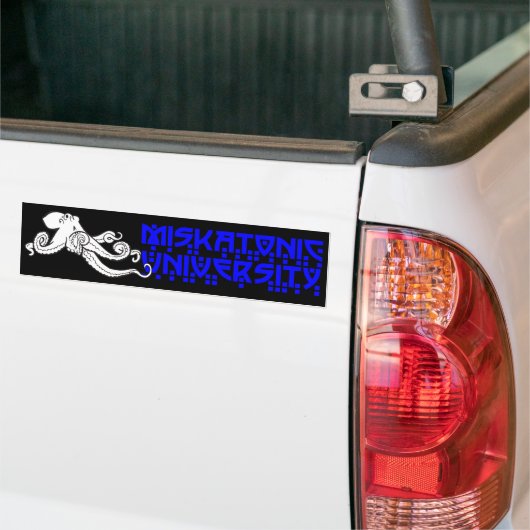 Miskatonic University Bumpersticker (zwart) (Op Truck)