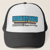 Miskatonic University Retro Label Trucker Pet (Voorkant)