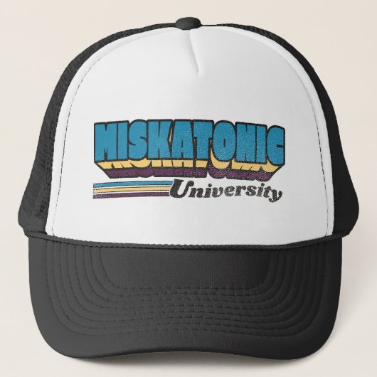 Miskatonic University Retro Label Trucker Pet (Voorkant)