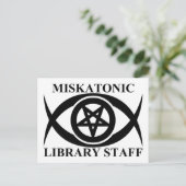 MISKATONISCH BIBLIOTHEEKPERSONEEL BRIEFKAART (Staand voorkant)