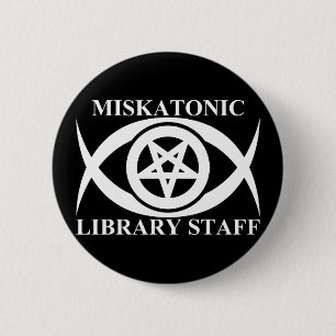 MISKATONISCH BIBLIOTHEEKPERSONEEL RONDE BUTTON 5,7 CM