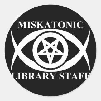 MISKATONISCH BIBLIOTHEEKPERSONEEL RONDE STICKER