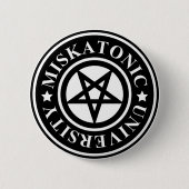 MISKATONISCHE UNIVERSITEIT RONDE BUTTON 5,7 CM (Voorkant)