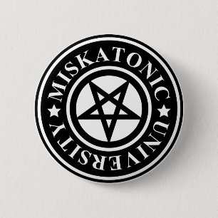 MISKATONISCHE UNIVERSITEIT RONDE BUTTON 5,7 CM