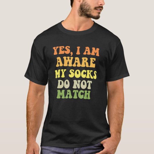 Mismatch Sokken Fun Sock Humor T-shirt (Voorkant)