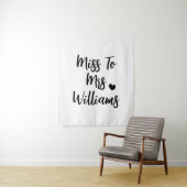 Miss aan Mrs. | Aangepast Vrijgezellenfeest achter Wandkleed (In situ)