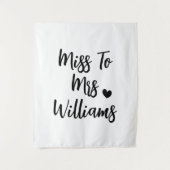 Miss aan Mrs. | Aangepast Vrijgezellenfeest achter Wandkleed (Voorkant)