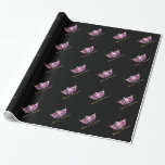 Miss America stijl Crown Christmas Wrapping Paper Cadeaupapier<br><div class="desc">Glanzend papier met een groot repetitief afbeelding van een  glanzende roze Miss America-sterrenkroon met tekst die u kunt aanpassen om te zeggen wat u wilt of kopen zoals het is. De getoonde tekst luidt Vrolijk Kerstfeest. Zwarte achtergrond wordt voorgesteld.</div>