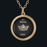 Miss America stijl Crown Goud Vergulden Ketting<br><div class="desc">Verguld en in een ronde vorm met een zwarte achtergrond, dit mooie ketting heeft in het midden een afbeelding van een glanzende Miss America-stijlkroon in goud. Afbeelding alleen aan de voorkant. Tekst van de naam en datum van de optocht. Perfect voor royalty's en gastvrouwen uit het verleden! U kunt dit...</div>