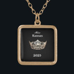 Miss America stijl Crown Goud Vergulden Ketting<br><div class="desc">Verguld en in een vierkante vorm met een zwarte achtergrond, dit mooie ketting heeft in het midden een afbeelding van een glanzende Miss America-stijlkroon in goud. Afbeelding alleen aan de voorkant. Tekst van de naam en datum van de optocht. Perfect voor royalty's en gastvrouwen uit het verleden! U kunt dit...</div>
