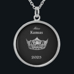Miss America stijl Crown Sterling Zilver Ketting<br><div class="desc">Sterling Silver en in een ronde vorm met een zwarte achtergrond, dit mooie ketting heeft in het midden een afbeelding van een glanzende Miss America-stijlkroon in zilver. Afbeelding alleen aan de voorkant. Tekst van de naam en datum van de optocht. Perfect voor royalty's en gastvrouwen uit het verleden! Middelgrote afmeting...</div>
