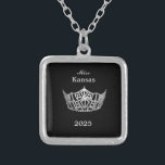 Miss America stijl Crown Zilver Vergulden Ketting<br><div class="desc">Verzilverd en in een vierkante vorm met een zwarte achtergrond, heeft dit mooie ketting in het midden een afbeelding van een glanzende Miss America-stijlkroon in zilver. Afbeelding alleen aan de voorkant. Tekst van de naam en datum van de optocht. Perfect voor royalty's en gastvrouwen uit het verleden! U kunt dit...</div>