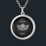 Miss America stijl Crown Zilver Vergulden Ketting<br><div class="desc">Verzilverd en in een ronde vorm met een zwarte achtergrond, heeft dit mooie ketting in het midden een afbeelding van een glanzende Miss America-stijlkroon in zilver. Afbeelding alleen aan de voorkant. Tekst van de naam en datum van de optocht. Perfect voor royalty's en gastvrouwen uit het verleden! U kunt dit...</div>