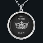 Miss America stijl Crown Zilver Vergulden Ketting<br><div class="desc">Verzilverd en in een ronde vorm met een zwarte achtergrond, heeft dit mooie ketting in het midden een afbeelding van een glanzende Miss America-stijlkroon in zilver. Afbeelding alleen aan de voorkant. Tekst van de naam en datum van de optocht. Perfect voor royalty's en gastvrouwen uit het verleden! Middelgrote afmeting weergegeven....</div>