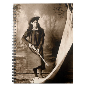 Miss Annie Oakley met Pistool,  fotoportret Notitieboek