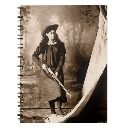 Miss Annie Oakley met Pistool, fotoportret Notitieboek (Voorkant)