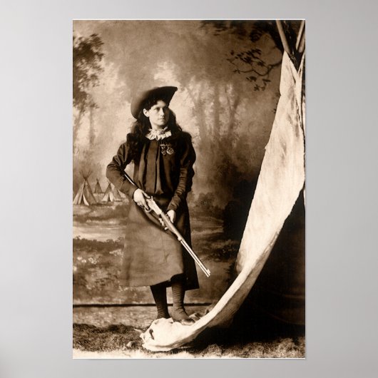 Miss Annie Oakley met Pistool,  fotoportret Poster (Voorkant)