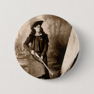Miss Annie Oakley met Pistool,  fotoportret Ronde Button 5,7 Cm