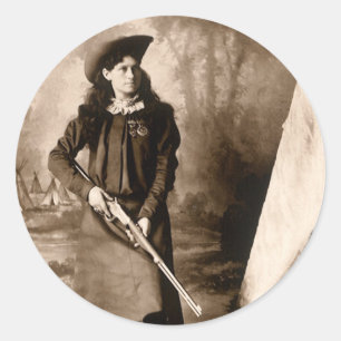 Miss Annie Oakley met Pistool,  fotoportret Ronde Sticker