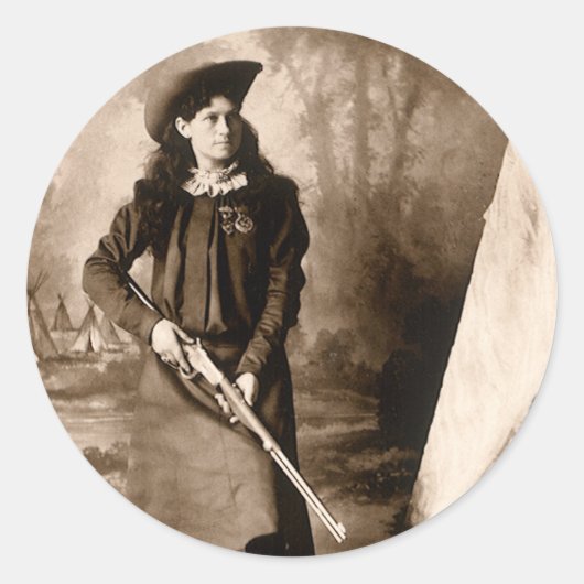 Miss Annie Oakley met Pistool,  fotoportret Ronde Sticker (Voorkant)