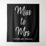 Miss Banner Black Vrijgezellenfeest Foto Prop. Wandkleed<br><div class="desc">aangepast missen aan mevrouw backdrop,  persoonlijke vrijgezellenfeest foto-ondersteuning,  vrijgezellenfeest foto-achtergrond,  boho bachelorette party sign decor,  weekendversieringen tapestry,  toekomstige mrs back drop bruiloft,  aangepast vrijgezellenfeest backdrop wit,  girale fotocabine voor haar bruid,  vrijgezellenfeest toekomstige mevrouw banner,  zwarte mist voor mrs minimalist</div>