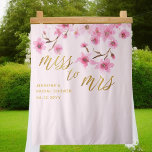 Miss Cherry Blossom Sakura Bridal Backdrop Wandkleed<br><div class="desc">Een moderne klassieke, eenvoudige, elegante en klastige vrijgezellenfeest achtergrond met een titel "Miss to Mrs", met een bloemetjesthema: een tak van kersenbloesems, geschilderd in de moderne waterverf; modern kalligrafiekscript met een witte gouddeklaag (dit is een digitaal effect, geen echte folie) en typografie in een gouden hue. Een chic, tijdloos ontwerp...</div>