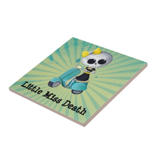 Miss Dood op scooter Tegeltje (Zijkant)