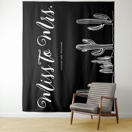 Miss naar Mrs Modern Boho Cactus Bachelorette Wandkleed (In situ)