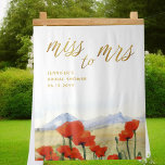 Miss Wildflower Mountains Bridal Backdrop Wandkleed<br><div class="desc">Een moderne klassieke, eenvoudige, elegante en klastige vrijgezellenfeest achtergrond met de titel "Miss to Mrs", met een bloemetjesthema: een weide rode papavers tegen een bergachtergrond, geschilderd in de moderne waterverf; modern kalligrafiekscript met een witte gouddeklaag (dit is een digitaal effect, geen echte folie) en typografie in een gouden tinus. Een...</div>