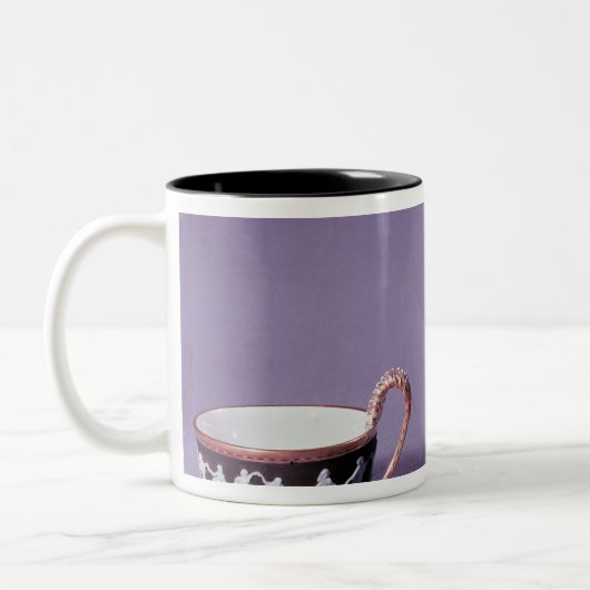 Missen cup en saucer, eind 18e eeuw tweekleurige koffiemok (Links)