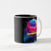 MISSIE EN AVONTUUR TWEEKLEURIGE KOFFIEMOK (Voorkant rechts)