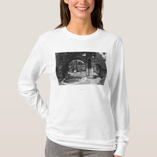 Mission Inn Courtyard of Riverside, CA Photograp T-shirt (Voorkant)