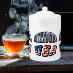 Missouri Afbeelding en USA Text Theepot<br><div class="desc">Missouri Afbeelding en de Verenigde Staten Vlag Tekst product. Dit ziet er goed uit op elk product en maakt een geweldige reisherinnering. ⭐PERSONALISEER deze sjabloon met uw kunstwerk. ⭐Bewerk het verder om meer wijzigingen aan te brengen. ⭐BRENG dit ontwerp over op elk product. Bezoek al mijn winkels op bit.ly/SandyspiderStores (knippen...</div>