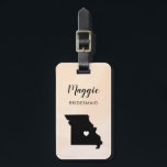 Missouri kaart bagagelabel, huwelijksfeest welkom bagagelabel<br><div class="desc">Deze staat bagagelabels zijn de perfecte huwelijksfeest cadeautags of welkomsttaslabels. Knoop het aan je bruidsmeisjes cadeaus in plaats van een typische papieren cadeautag, en ze kunnen het maanden en jaren daarna nog gebruiken. De labels hebben een perzik abrikozen waterverf achtergrond. Om het hart op de huwelijkslocatie te plaatsen, gebruik je...</div>