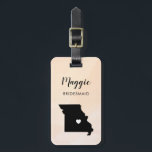 Missouri Kaart Bagagelabel, Huwelijksfeest Welkom Bagagelabel<br><div class="desc">Deze staat bagagelabels maken perfecte huwelijksfeest cadeau labels of welkomsttas labels. Bind het aan je bruidsmeisje cadeaus in plaats van een typisch papieren cadeau label, en ze kunnen het maanden en jaren gebruiken. Labels hebben een perzik abrikozen waterverf achtergrond. Om het hart op de huwelijkslocatie te plaatsen, gebruik de "verder...</div>